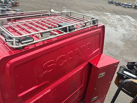 Scania R650 6x4 m. aftagelig kran Trækker