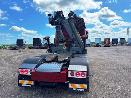 Scania R650 6x4 m. aftagelig kran Trækker