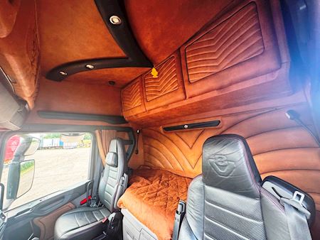 Scania R650 6x4 m. aftagelig kran Trækker