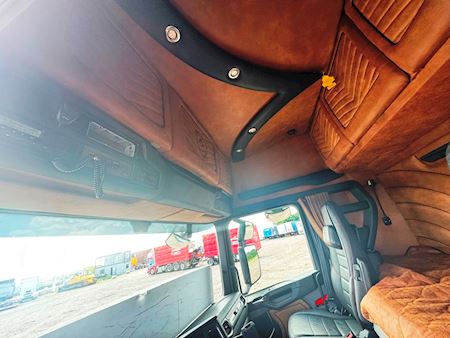 Scania R650 6x4 m. aftagelig kran Trækker