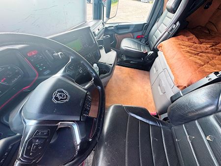 Scania R650 6x4 m. aftagelig kran Trækker
