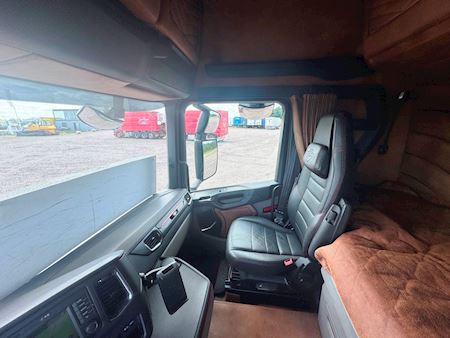Scania R650 6x4 m. aftagelig kran Trækker