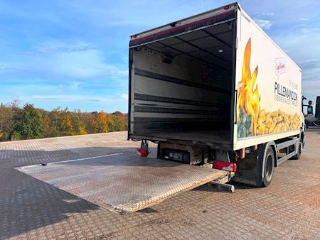 Scania P230 med lift Fast kasse