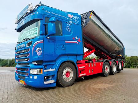 Scania R580 selv kørende med asfalt lad Kroghejs