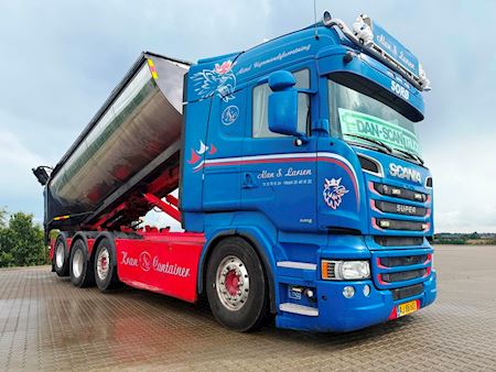 Scania R580 selv kørende med asfalt lad Kroghejs