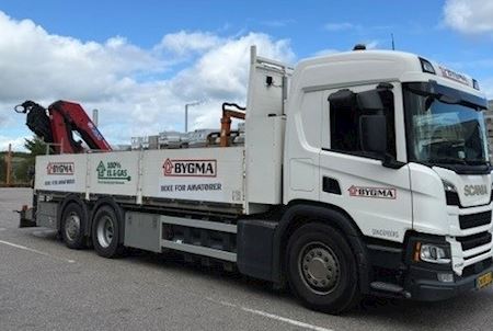 Scania P340 GAS med 2820 kran Kran